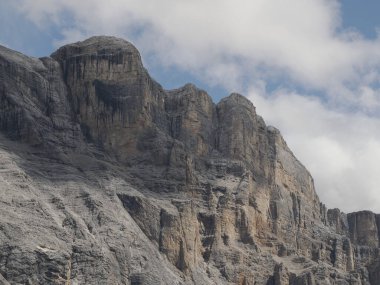 Monte Croce kayasının ayrıntıları... Dolomitlerle dağları aşıyor... Badia Vadisi manzarası...