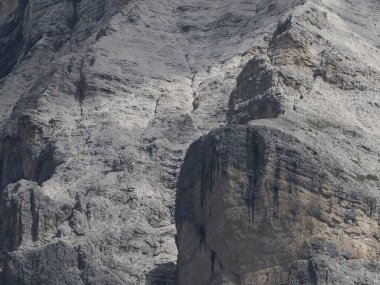 Monte Croce kayasının ayrıntıları... Dolomitlerle dağları aşıyor... Badia Vadisi manzarası...