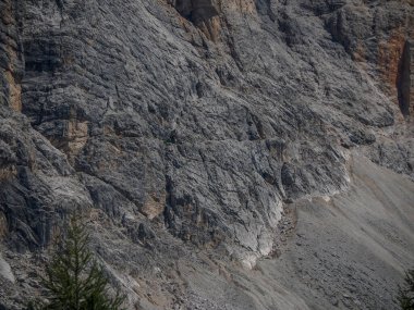 Monte Croce kayasının ayrıntıları... Dolomitlerle dağları aşıyor... Badia Vadisi manzarası...