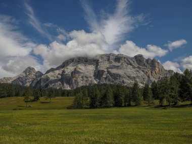 Monte Croce, Dolomitlerle dağları aşıyor. Badia Vadisi Panorama manzarası.