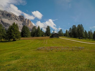 Monte Croce, Dolomitlerle dağları aşıyor. Badia Vadisi Panorama manzarası.