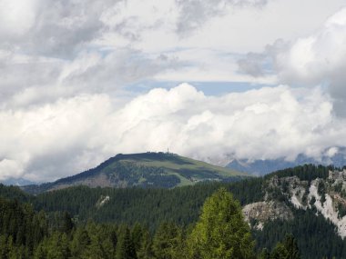 Monte Croce Dağı 'ndan dolomitler içinde Badia Vadisi manzarası.