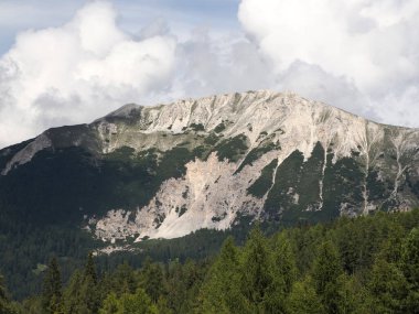 Monte Croce, Dolomitlerle dağları aşıyor. Badia Vadisi Panorama manzarası.