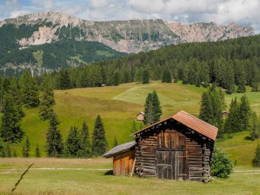 Monte Croce 'daki ahşap kulübede. Dolomitlerle dağları aşıyor. Badia Vadisi manzarası.