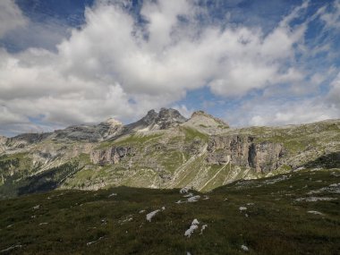 Dolomitlerdeki Puez Dağı Badia Vadisi manzarası