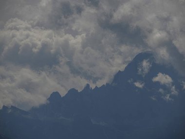 Dolomitlerdeki Puez Dağı Badia Vadisi manzarası