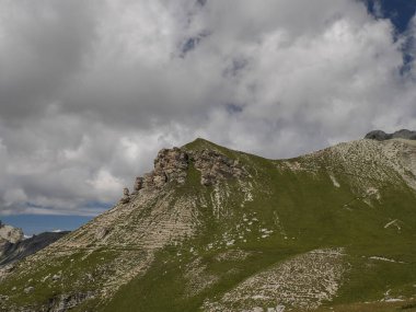 Dolomitlerdeki Puez Dağı Badia Vadisi manzarası