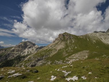 Dolomitlerdeki Puez Dağı Badia Vadisi manzarası