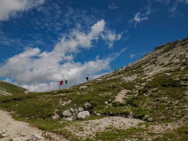 Yazın güneşte kuruyan giysiler Dolomitler içinde Puez Dağı 'nda Badia Vadisi manzarası