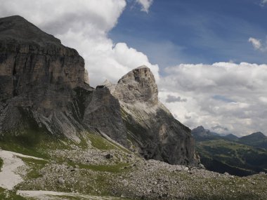 Dolomitlerdeki Puez Dağı Badia Vadisi manzarası