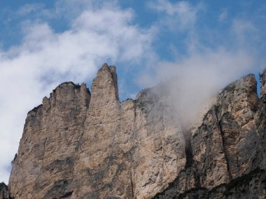 Monte Croce, Dolomitlerle dağları aşıyor. Badia Vadisi Panorama manzarası.