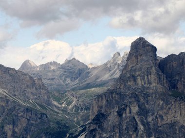 Monte Croce 'dan gelen dağ buzulu manzarası Dolomitler içinde Badia Valley Panorama manzarası