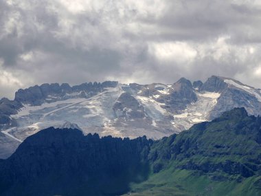 Monte Croce 'dan gelen dağ buzulu manzarası Dolomitler içinde Badia Valley Panorama manzarası