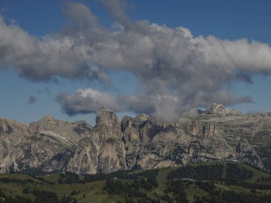 Valparola, Dolomites 'teki Badia Valley Panorama Dağı' nı geçer.