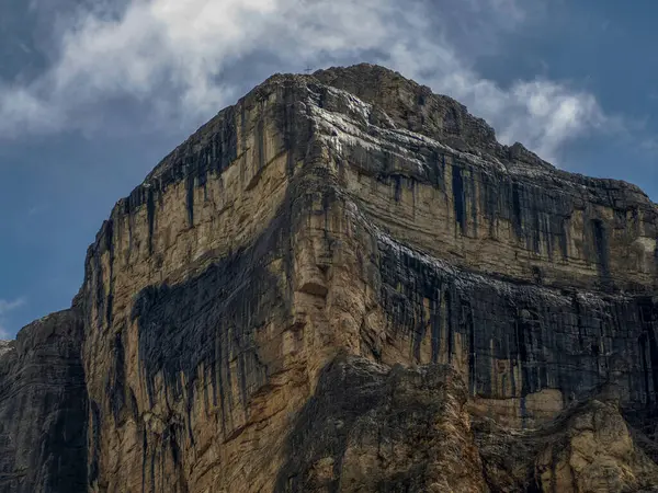 Monte Croce kayasının ayrıntıları... Dolomitlerle dağları aşıyor... Badia Vadisi manzarası...