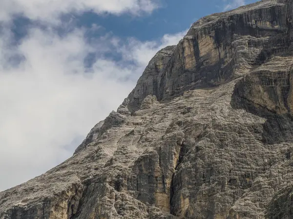 Monte Croce kayasının ayrıntıları... Dolomitlerle dağları aşıyor... Badia Vadisi manzarası...