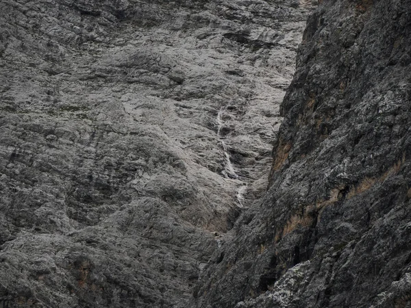 Monte Croce kayasının ayrıntıları... Dolomitlerle dağları aşıyor... Badia Vadisi manzarası...