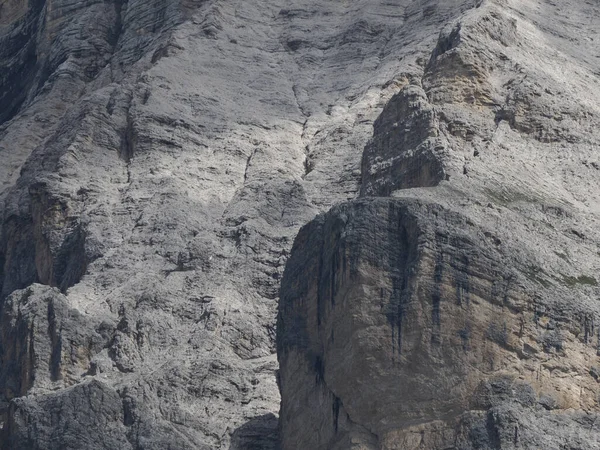 Monte Croce kayasının ayrıntıları... Dolomitlerle dağları aşıyor... Badia Vadisi manzarası...