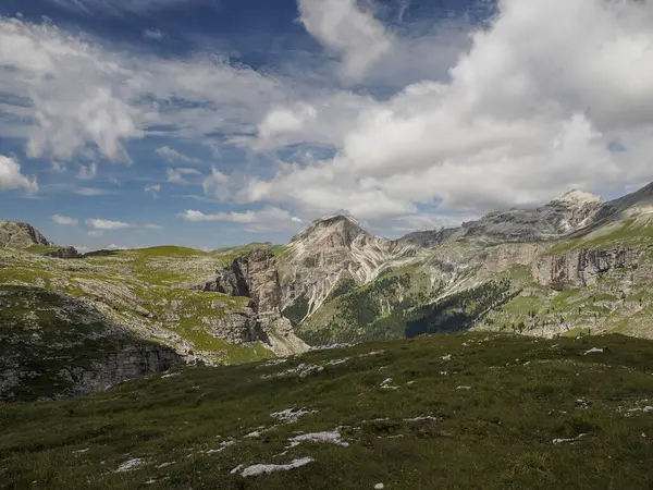 Dolomitlerdeki Puez Dağı Badia Vadisi manzarası