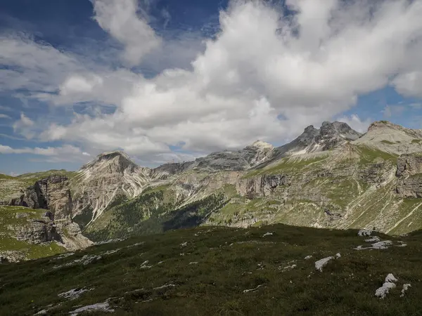 Dolomitlerdeki Puez Dağı Badia Vadisi manzarası