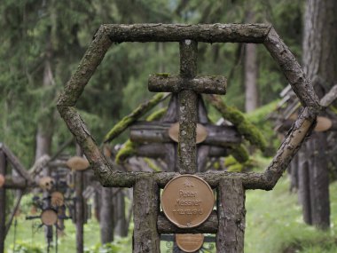 Bruneck - Brunico, Güney Tyrol, İtalya - 6 Ağustos 2023: Birinci Dünya Savaşı kurbanlarının anısına Avusturya-Macaristan Mezarlığı olarak bilinen ormandaki Savaş Mezarlığı