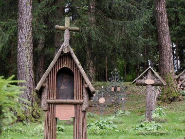 Bruneck - Brunico, Güney Tyrol, İtalya - 6 Ağustos 2023: Birinci Dünya Savaşı kurbanlarının anısına Avusturya-Macaristan Mezarlığı olarak bilinen ormandaki Savaş Mezarlığı