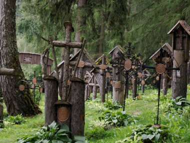 Bruneck - Brunico, Güney Tyrol, İtalya - 6 Ağustos 2023: Birinci Dünya Savaşı kurbanlarının anısına Avusturya-Macaristan Mezarlığı olarak bilinen ormandaki Savaş Mezarlığı