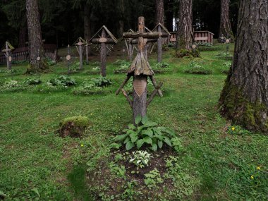 Bruneck - Brunico, Güney Tyrol, İtalya - 6 Ağustos 2023: Birinci Dünya Savaşı kurbanlarının anısına Avusturya-Macaristan Mezarlığı olarak bilinen ormandaki Savaş Mezarlığı