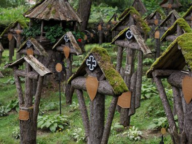 Bruneck - Brunico, Güney Tyrol, İtalya - 6 Ağustos 2023: Birinci Dünya Savaşı kurbanlarının anısına Avusturya-Macaristan Mezarlığı olarak bilinen ormandaki Savaş Mezarlığı