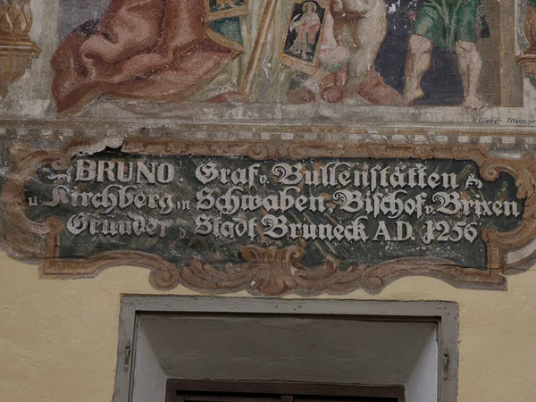 Brunico Brunek Ortaçağ Köyü 'ndeki duvar resmi Val Pusteria Pustertal - Trentino Alto Adige Sudtirol Güney Tyrol İtalya, Avrupa