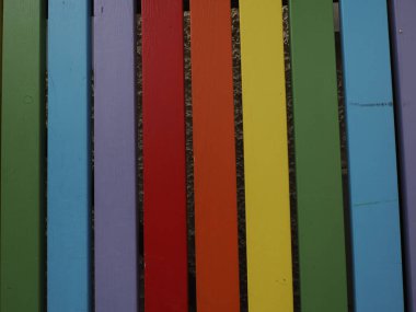 Gökkuşağı renkleri çok renkli dikey desenli boyalı çit