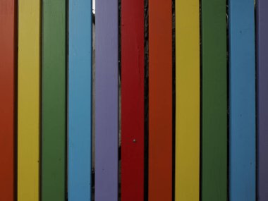 Gökkuşağı renkleri çok renkli dikey desenli boyalı çit