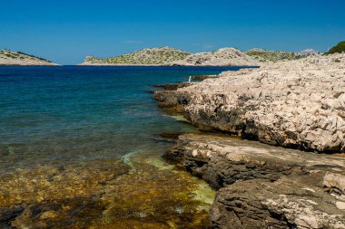 Resif, sahil şeridi Archipelago 'yu sallıyor - Hırvatistan' daki Kornati takımadaları adaları ulusal parkı deniz botundan manzaralı