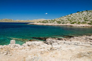 Resif, sahil şeridi Archipelago 'yu sallıyor - Hırvatistan' daki Kornati takımadaları adaları ulusal parkı deniz botundan manzaralı
