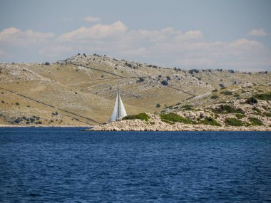 Archipelago - Hırvatistan 'daki Kornati takımadalarının adaları deniz botundan manzaralı