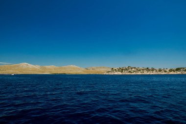 Archipelago - Hırvatistan 'daki Kornati takımadalarının adaları deniz botundan manzaralı