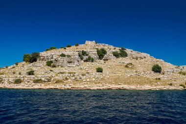 Archipelago 'daki eski harabeler - Hırvatistan' daki Kornati takımadaları ulusal parkının adaları