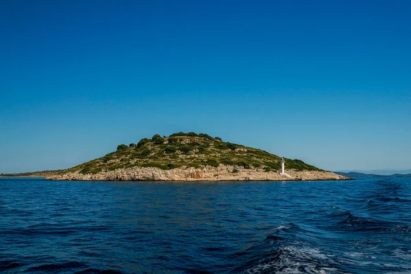 Archipelago 'da küçük bir ada - Hırvatistan' daki Kornati takımadalarının adaları deniz botundan manzara manzarası