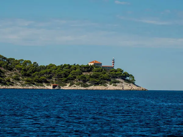 Archipelago - Hırvatistan 'daki Kornati takımadalarının adaları deniz botundan manzaralı