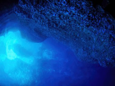 Mavi mağara, Bisevo ve adanın içinde - Hırvatistan