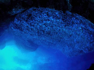 Mavi mağara, Bisevo ve adanın içinde - Hırvatistan