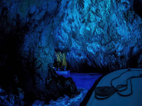 蓝色洞穴内 比塞沃和克罗地亚岛 — 图库照片