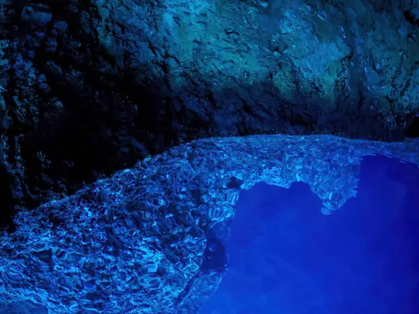 Drinnen Blaue Höhle Bisevo Und Gegenüber Insel Kroatien Stockbild