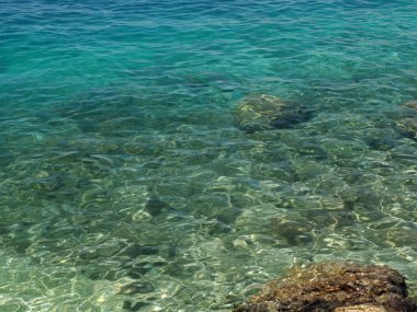 Adriyatik denizinin kristal berrak suları Makarska Riviera, Dalmaçya Hırvatistan 'da Brela' da