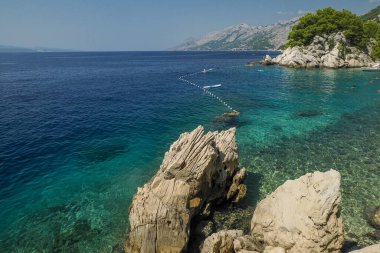 Adriyatik denizinin kristal berrak suları Makarska Riviera, Dalmaçya Hırvatistan 'da Brela' da