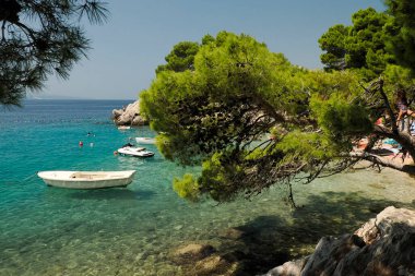 Adriyatik denizinin kristal berrak suları Makarska Riviera, Dalmaçya Hırvatistan 'da Brela' da