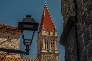 Dalmaçya 'daki Trogir ortaçağ kasabası Hırvatistan UNESCO Dünya Mirası Alanı Eski Şehir ve bina ayrıntıları.