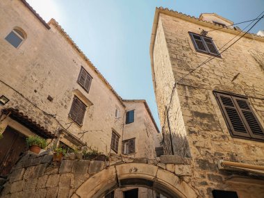 Dalmaçya 'daki Trogir ortaçağ kasabası Hırvatistan UNESCO Dünya Mirası Alanı Eski Şehir ve bina ayrıntıları.