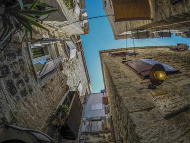 Dalmaçya 'daki Trogir ortaçağ kasabası Hırvatistan UNESCO Dünya Mirası Alanı Eski Şehir ve bina ayrıntıları.