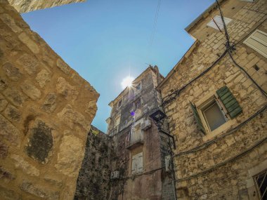 Dalmaçya 'daki Trogir ortaçağ kasabası Hırvatistan UNESCO Dünya Mirası Alanı Eski Şehir ve bina ayrıntıları.